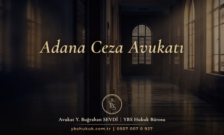 Akşam ışığında boş ve sessiz bir adliye koridoru