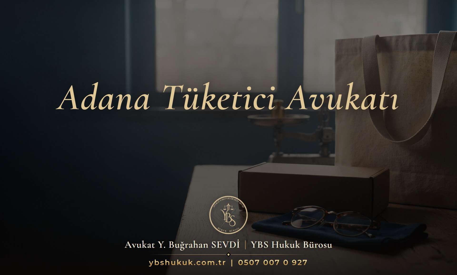 Ahşap masa üzerinde bez alışveriş çantası, ürün kutusu ve gözlük