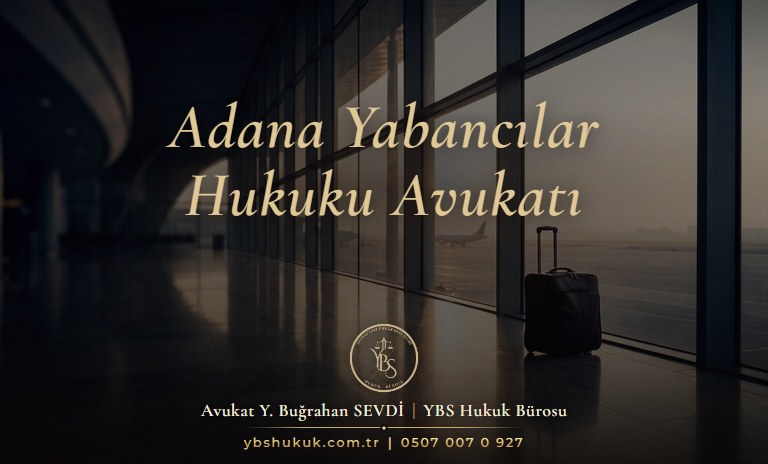 Gün doğumunda boş havalimanı salonunda pencere önünde duran tek valiz