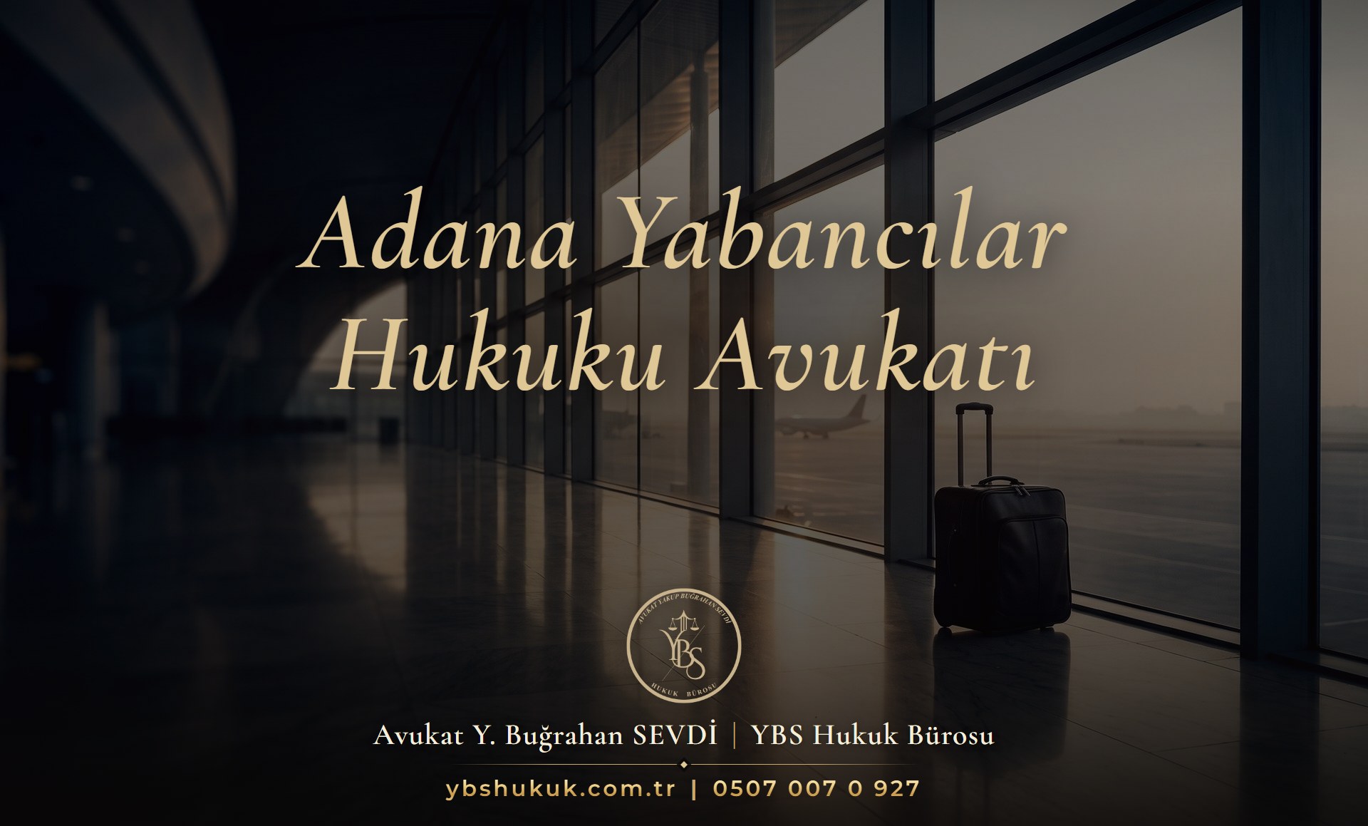 Gün doğumunda boş havalimanı salonunda pencere önünde duran tek valiz
